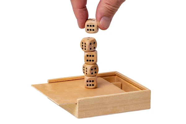 開いている木製の箱では 手は塔を形成するためにキューブを演奏スタック 白に隔離されてる マクロだ ビジネスコンセプト モックアップ — ストック写真