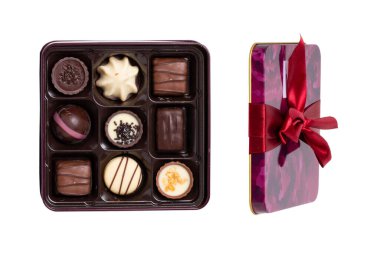 Beyaz bir arka planda izole edilmiş güzel bir plastik kutuda bir kutu çikolata şekeri. Sevgililer Günü ya da diğer şenlikli günler için sürpriz bir hediye. Makro.