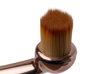 Makyaj fırçaları. Beyaz arka planda izole edilmiş ruj için zarif, profesyonel bir dudak fırçasının başına odaklan. Güzellik kavramı. Makro.