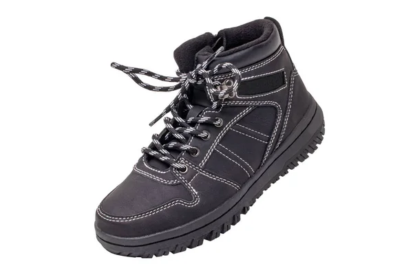 冬季靴子 一只精致的黑色皮制冬季皮靴的特写 鞋带和铆钉与白色隔离 收割路径 男孩儿的秋鞋流行 — 图库照片