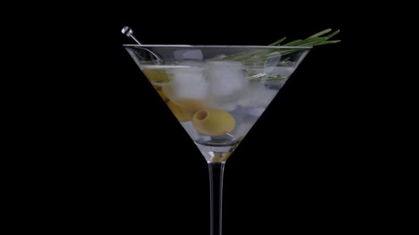 Cocktail alcolico con rosmarino e olive verdi su fondo nero. — Video Stock