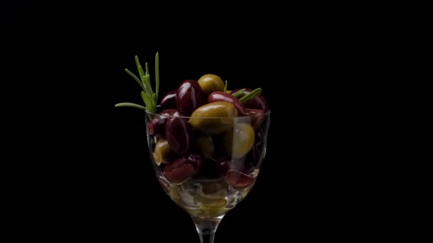 Marinované míchané olivy ve skleněné míse zdobené rozmarýnem. — Stock video