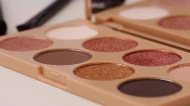 Profesyonel kozmetik çok renkli göz farı paleti seti. Makyaj. 
