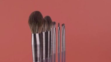 Kozmetik makyaj fırçalarının dönüşü. 