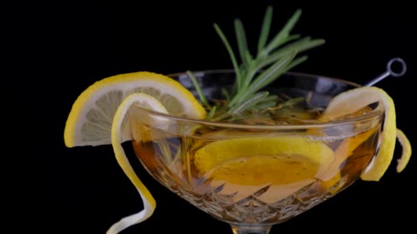 Close Exotic Cocktail Lemon Olives Beautiful Glass Rekaman Berkualitas Tinggi — Stok Video