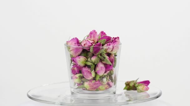 Τσάι Λουλούδι Από Τριαντάφυλλο Μπουμπούκια Γυάλινο Κύπελλο Στο Λευκό Φόντο — Αρχείο Βίντεο