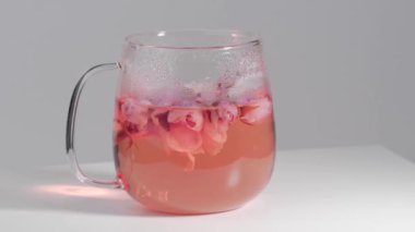 Gül tomurcukları yakın plan. Bitki çayı. Gül goncalarından cam bardakta çiçek çayı.. 