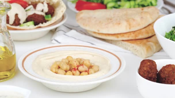 中东或阿拉伯菜 Falafel Hummus Tahini Pita — 图库视频影像