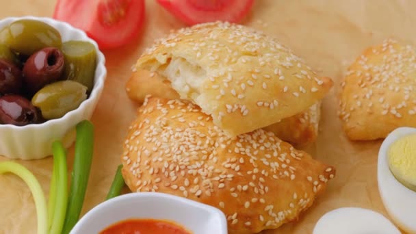 中東クレセントチーズブーレカ 自家製の官僚がいっぱい イスラエル伝統菓子 — ストック動画