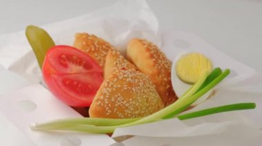 İsrail fast food 'u. Bureka, yumurta, zeytin ve sebze. Orta Doğu geleneksel pastası.
