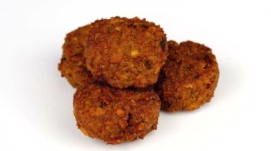Beyaz arka planda tam üç falafel var. Orta Doğu sokak yemekleri.