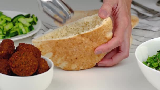 Przygotowanie Falafel Świeże Warzywa Chlebie Pita Tradycyjna Żywność Bliskowschodnia — Wideo stockowe