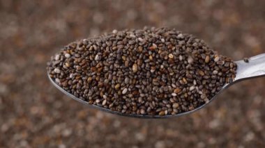 Yakın plan chia tohumları kaşıktan düşüyor. Makro atış. Yüksek kalite 4k görüntü