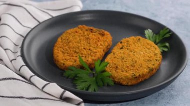 Şifalı bitkilerle sağlıklı sebze pirzolası. Kızarmış pirzola. Seçici odaklanma. Sağlıklı vejetaryen gıda kavramı. 