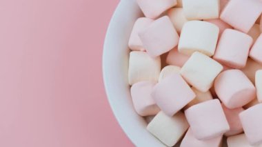 Fotokopi alanı olan pembe arkaplanlı bir grup Marshmallow pastel boya. Üst görünüm.