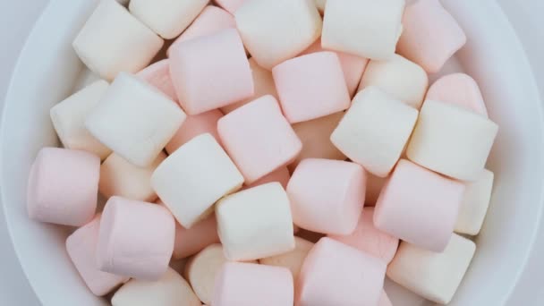 Group Marshmallow Pastel Colors White Plate Top View — Vídeos de Stock