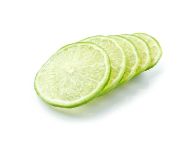 beyaz zemin üzerine dilim limon kireç