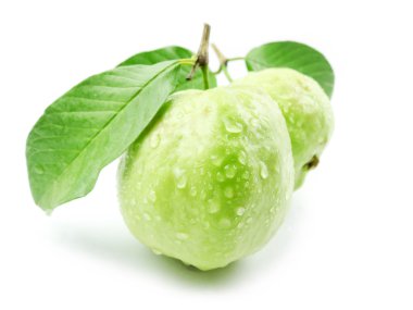 Beyaz arka plan üzerinde yaprakları ile guava