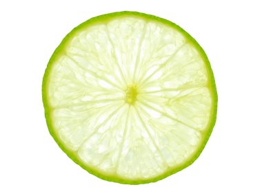 Yeşil limon dilimi arkadan aydınlatmalı beyaz zemin üzerine