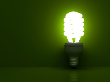 Kompakt Floresan ışık yeşil arka plan üzerinde parlayan ampul tasarruflu