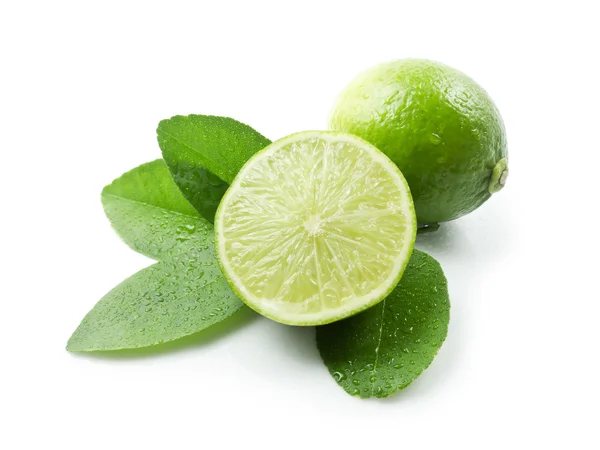 Lime citroner med blad på vit bakgrund — Stockfoto