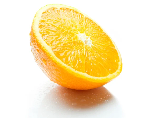 흰색 배경 위의 절반 오렌지색 — 스톡 사진