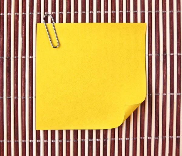 Yellow note on mat — Stock Photo, Image