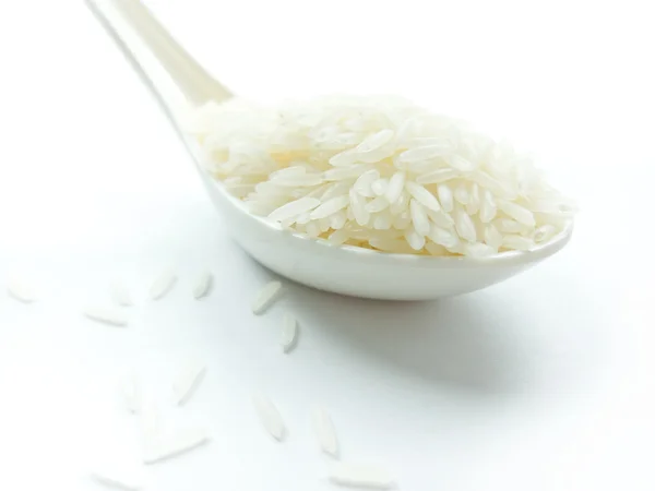 Arroz en cuchara blanca sobre fondo blanco — Foto de Stock