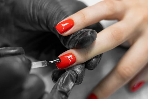 Ljusa Festliga Röda Manikyr Kvinnliga Händer Nageldesign Perfekt Röd Manikyr — Stockfoto