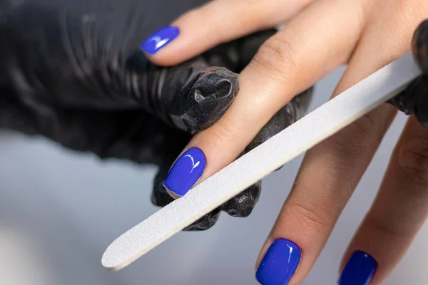 Manicure Una Manicure Azzurra Festiva Alla Moda Processo Creazione Una — Foto Stock