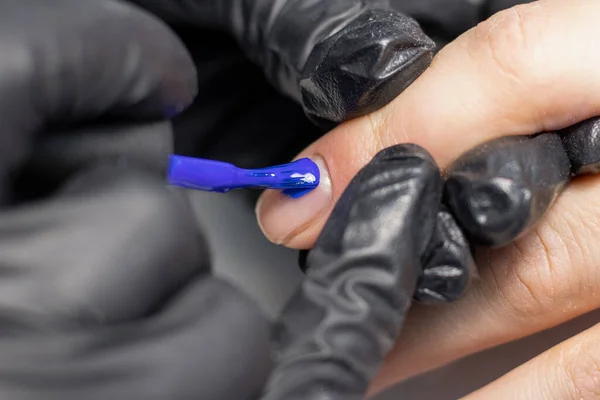 Manicure Una Manicure Azzurra Festiva Alla Moda Processo Creazione Una — Foto Stock