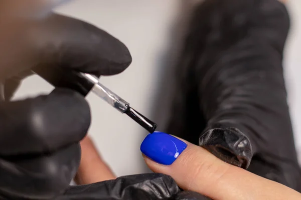 Manicure Una Manicure Azzurra Festiva Alla Moda Processo Creazione Una — Foto Stock