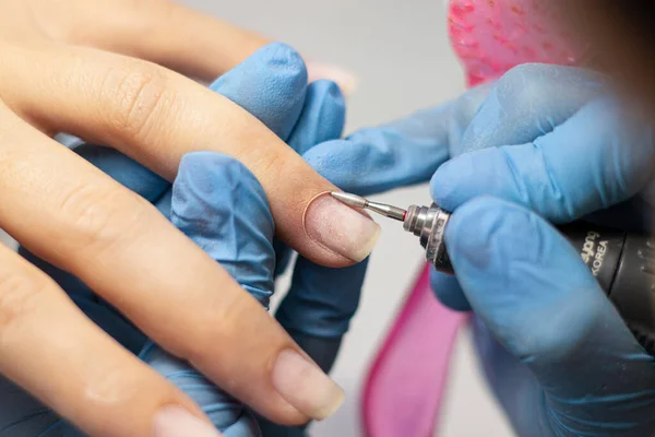 Processo Creazione Una Manicure Master Lavora Taglierina Elettrica Unghie Concetto — Foto Stock