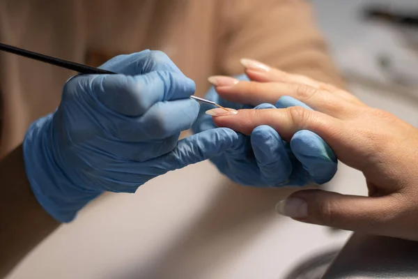 Processo Fare Una Manicure Salone Termale Manicurista Applica Una Base — Foto Stock