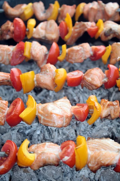 Shashlik com salmão, pimenta e tomate — Fotografia de Stock