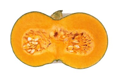 Turuncu olgun balkabağı beyaz arka planda izole edilmiş boylamsal bölümün içinde ikiye bölünmüş.