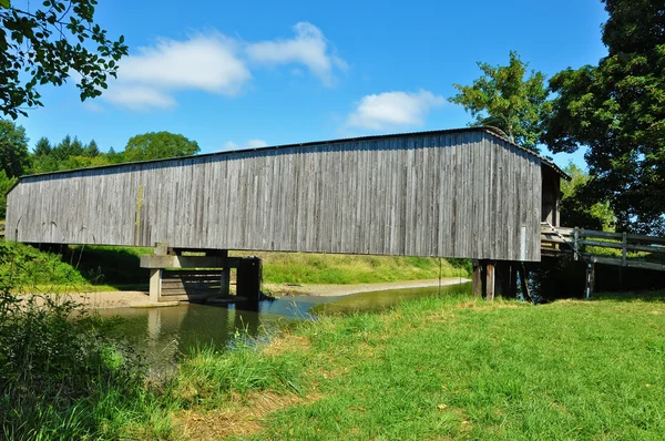 Graue Flussbrücke — Stockfoto