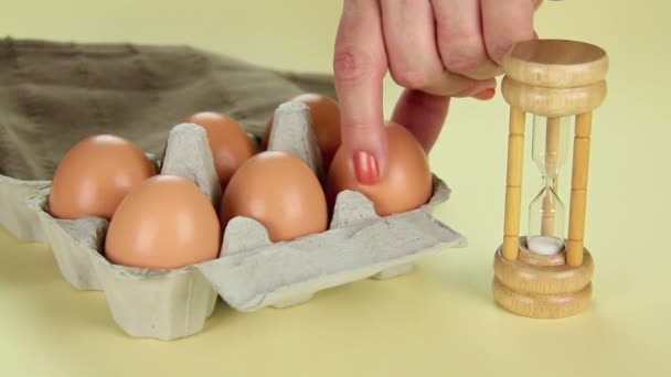 Desayuno de huevo cocido — Vídeos de Stock