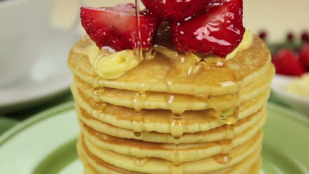 Honung på pannkakor — Stockvideo