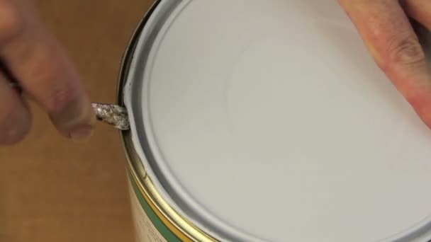 Abrir una lata de pintura — Vídeo de stock