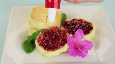 tatlı boru reçel çörek üzerine krem şanti.