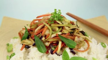 soya sosu sıcak Asya vejetaryen stir fry boru üzerine dökülür varlık