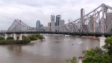 brisbane kapsayan ikonik bir hikaye köprü rive