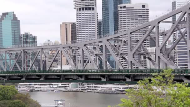 Medium wide shot of traffic grossing the Story Bridge in Brisbane Austrália — Vídeo de Stock