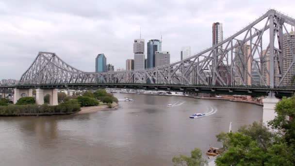 A icônica Story Bridge que abrange o Brisbane Rive — Vídeo de Stock