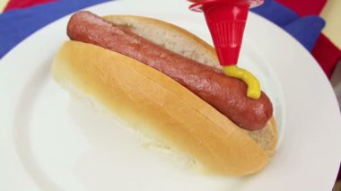 bir hot dog'Amerikan hardal sıkma