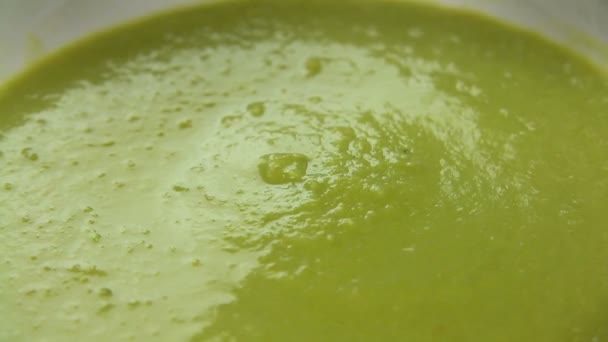 Verter sopa de guisante — Vídeo de stock