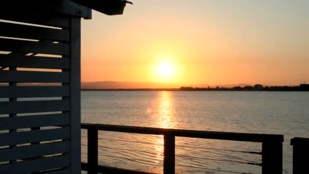 Coucher de soleil sur la jetée — Video