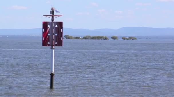 Farol com barco — Vídeo de Stock