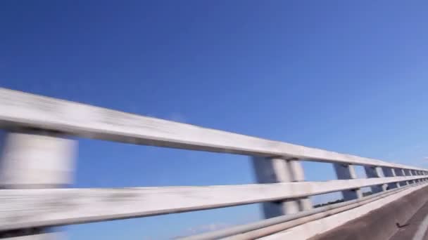 Passando sobre trilhos de ponte — Vídeo de Stock